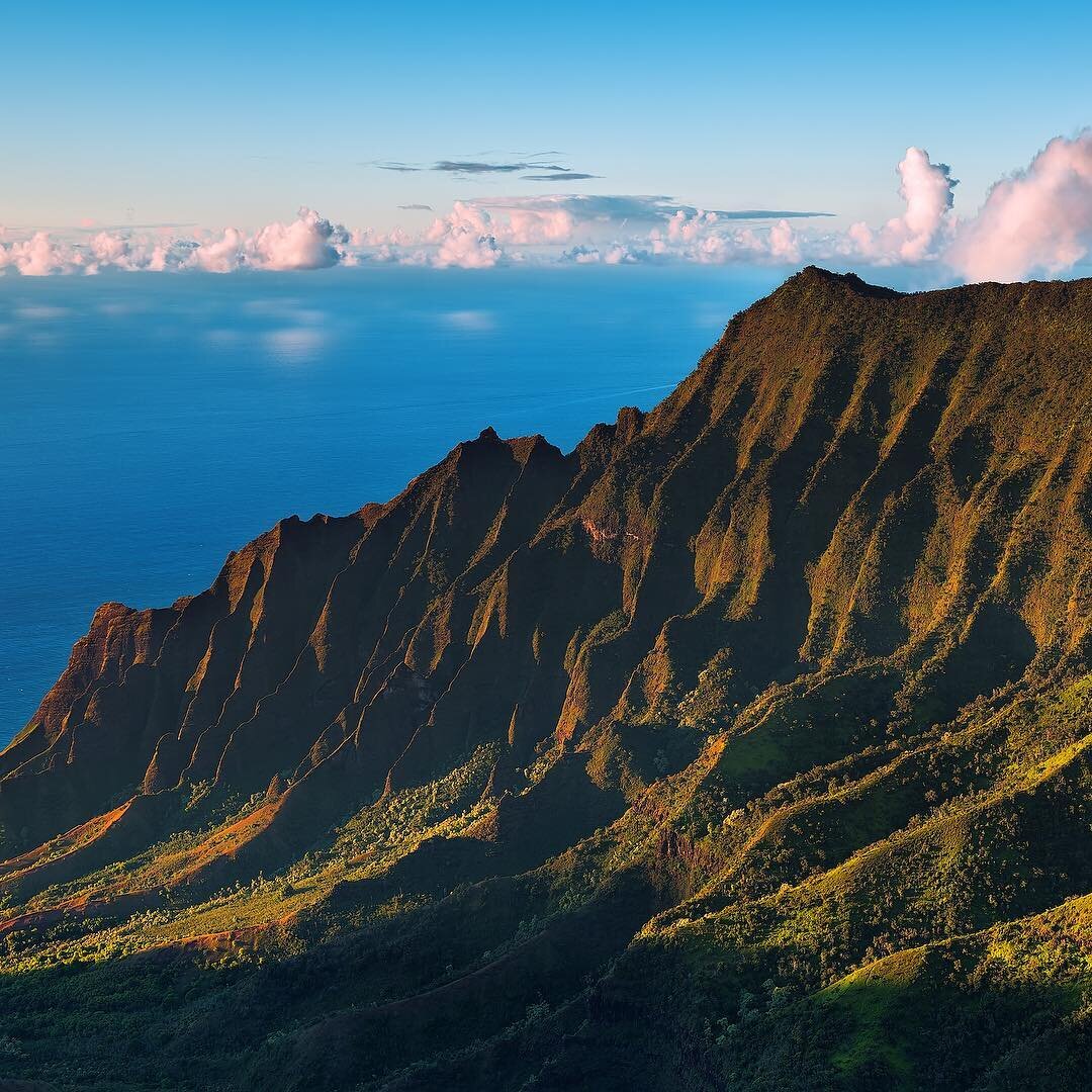 Every time I see a picture of Na Pali Coast on Kauai, I think of Jurassic Park. Don&rsquo;t you feel like time has stopped here?
.
.
.
.
.
.
.
.
.
#hawaii #hawaiilove&nbsp;#hawaiilife&nbsp;#hawaiicounty #hawaiimoments&nbsp;#luckywelivehi #luckywelive