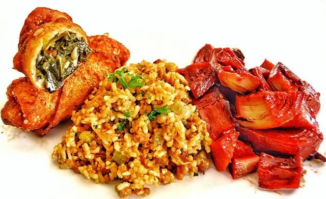 Soulful Takeout!🥡 Collard Green Egg Rolls, Cajun Dirty Rice, and BBQ Roasted Seitan! Contact info in bio👩🏾🍳 #vegan #plantbased #vegansoulfood #vegansofig #vegansofinstagram #veganlosangeles #socal #losangeles #veganfoodshare #dirtyrice #collardgreens #meatless