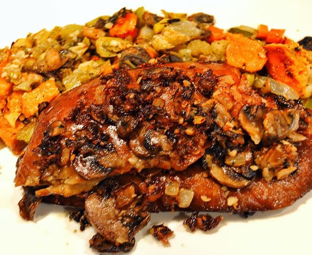 Smoked Roasted Seitan with Caramelized Mushrooms and Roasted Veggie Medley! This is the definition of a  comforting seasonal meal! The long smoked seitan is simply divine 💕Contact info in bio.👩🏾&zwj;🍳#vegan #plantbased #losangeles #socal #veganso