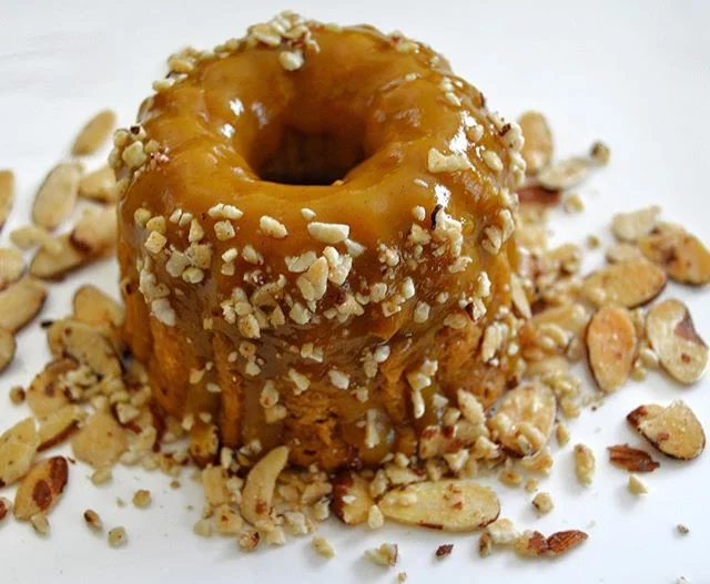 Pumpkin Mini Bundt Cake w Pumpkin Glaze and Toasted Cinnamon Almonds! Decadent and delicious, this taste of the season will hit the spot! 🎉Contact info in bio. 👩🏾🍳#plantbased #vegan #pumpkin🎃 #veganlosangeles #soyfree #vegandessert #bundtcake #almonds #whatveganseat #vegansofig #veganchef #kembaskitchen #cake