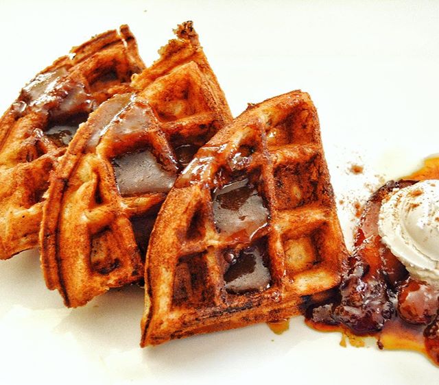 Banana and Almond Butter Waffles with Bananas Foster🍌🥃🔥!Topped with the decadent roasted banana sauce, this is the best way to start off the weekend! 🤗 Contact info in the bio. 👩🏾&zwj;🍳#kembaskitchen #vegansofig #plantbased #vegan #bananafoste