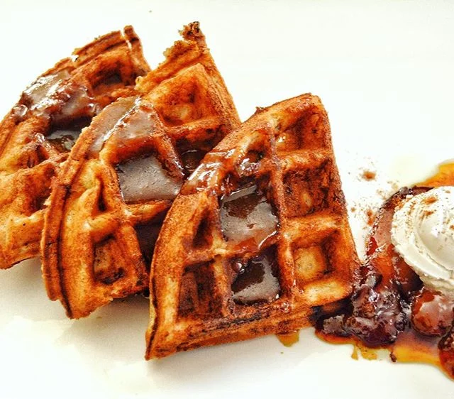 Banana and Almond Butter Waffles with Bananas Foster🍌🥃🔥!Topped with the decadent roasted banana sauce, this is the best way to start off the weekend! 🤗 Contact info in the bio. 👩🏾🍳#kembaskitchen #vegansofig #plantbased #vegan #bananafoster #banana🍌 #waffles #losangeles #veganlosangeles #breakfast #veganbreakfast #brunch #almondbutter #whatveganseat #socal