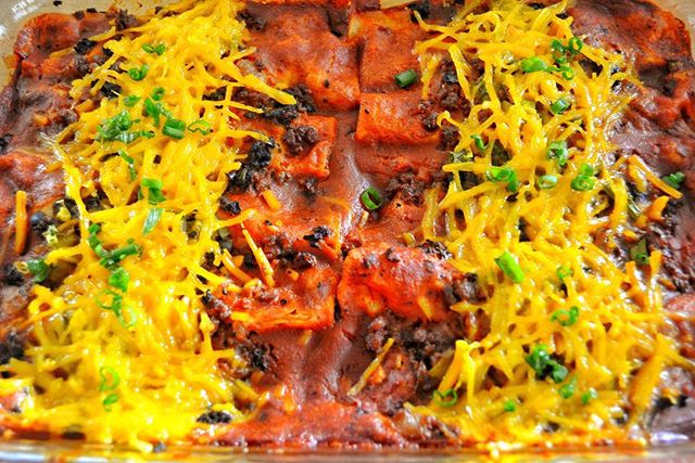 Classic Enchiladas with savory seitan crumbles smothered in housemade enchilada sauce topped with delectable cheeses, chilies, and black olives. Absolutely delicious! Contact info in bio 👩🏾&zwj;🍳 #kembaskitchen #vegan  #plantbased #enchiladas #sei