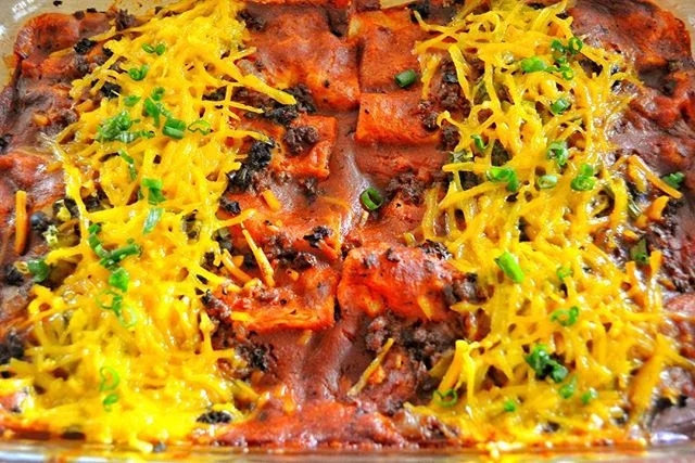 Classic Enchiladas with savory seitan crumbles smothered in housemade enchilada sauce topped with delectable cheeses, chilies, and black olives. Absolutely delicious! Contact info in bio 👩🏾🍳 #kembaskitchen #vegan #plantbased #enchiladas #seitan #whatveganseat #veganlosangeles #veganchef #losangeles #socal #vegandinner #vegansofig #seitan #comfortfood