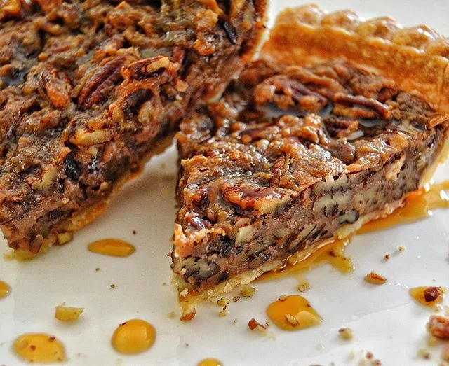 Decadent Pecan Pie! ‘Tis the Season 🎄for a delicious yet wholesome pecan pie—all of the layered flavors in a buttery crust. Contact info in bio.👩🏾🍳#plantbased #vegan #pecanpie #vegandessert #whatveganseat #veganlosangeles #pecans #seasonal #kembaskitchen #vegansofinstagram #vegansofig