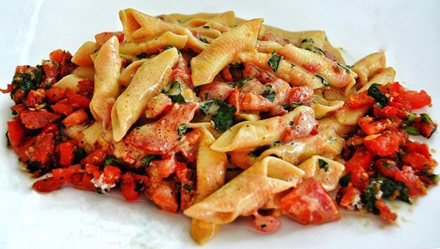 New Year Bruschetta Penne Pasta with Creamy Cashew Sauce! What a wonderful way to celebrate the chilly yet jubilant month of January with this feast for the eyes (and bellies!) Contact info in bio. 👩🏾&zwj;🍳 #plantbased #vegan #bruschetta #pasta #w