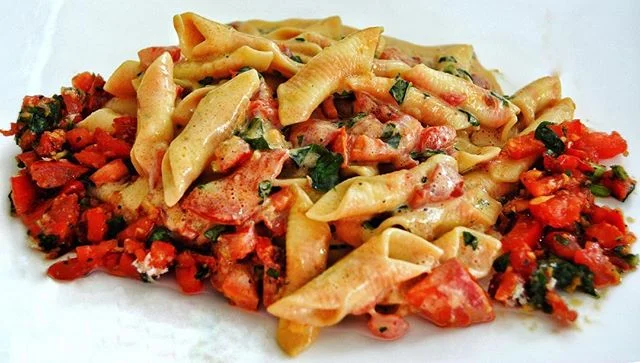 New Year Bruschetta Penne Pasta with Creamy Cashew Sauce! What a wonderful way to celebrate the chilly yet jubilant month of January with this feast for the eyes (and bellies!) Contact info in bio. 👩🏾🍳 #plantbased #vegan #bruschetta #pasta #whatveganseat #veganfood #comfortfood #tomatoes #basil #vegandinner #seasonal #newyear #socal #losangeles #veganlosangeles #kembaskitchen