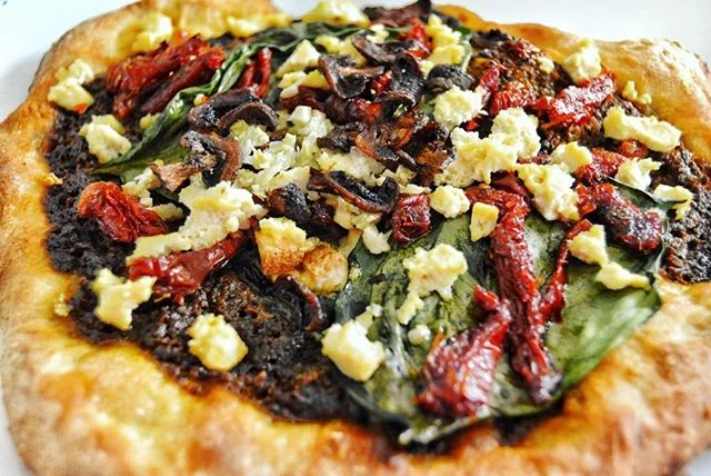 Sun Roasted Tomato Basil Pizza with Portobello Mushroom Bacon and Handmade Vegan Ricotta! Also, perfect Caesar Salad topped with Sourdough Garlic Croutons with a delicious Parmesan Cheese Crisp! Contact info in bio.👩🏾🍳#plantbased #vegan #kembaskitchen #veganlosangeles #whatveganseat #vegansofig #veganchef #veganfood #pizza #caesarsalad #veganuary