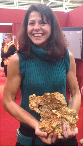 Gold's Gym. Dr. Raquel Alonso-Perez, Curator of the Harvard Mineralogical & Geological Museum, will present "Over 200 Years of the Harvard Mineral Collection" on Collector Day at this year's Westward Look Show . Above, she achieves muscle tone with a hefty gold specimen at last year's Munich Mineral Show. (Photo: Bill Larson)