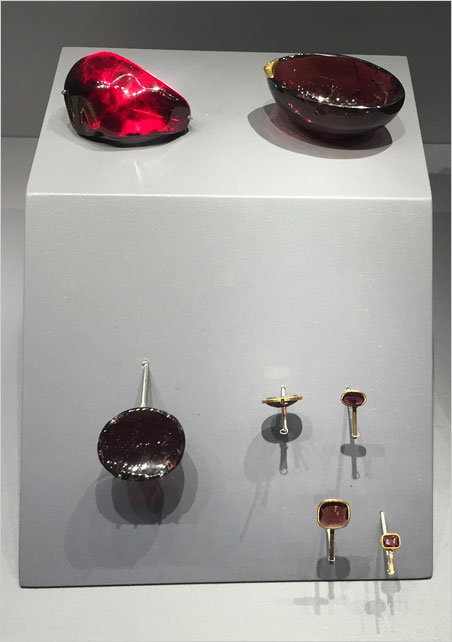 Giants n ° 3. Cardioid and carved garnets along with cut-and-set examples. (Photo: Bill Larson)
