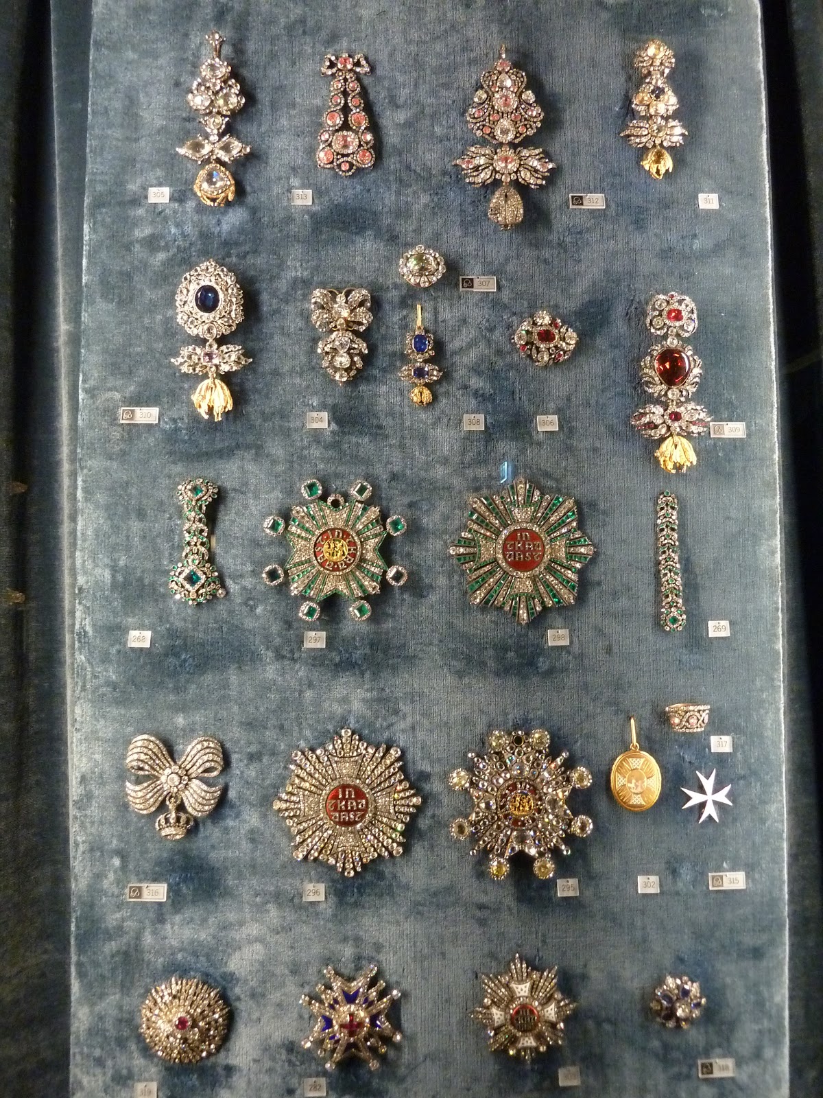 Wall of Golden Fleece. This is one of the great highlights of the Munich Residenz Treasury, which visitors to the Munich Show can take in as a side trip. In July 2010 we examined the relationship between the stone that would become the Hope Diamond and a ceremonial pendant for the Order of the Golden Fleece (look for the little sheep hanging from some of these insignias). (Photo courtesy Eloïse Galliou)