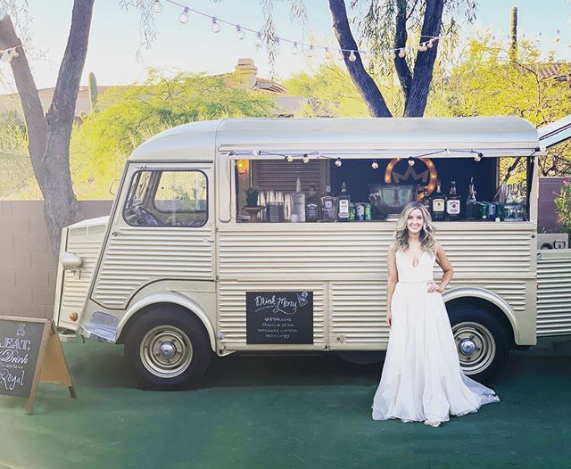 I just Love brides and trucks! 💍❤️💍❤️#theoriginal #theduchess #weddingtruck #weddingbar #cocktailtruck #arizonafoodtruck #winetruck #champagnetruck #az #arizona #scottsdale .
#napafoodtruck #napaweddingplanner #sonomaweddingplanner #sonomafoodtruck