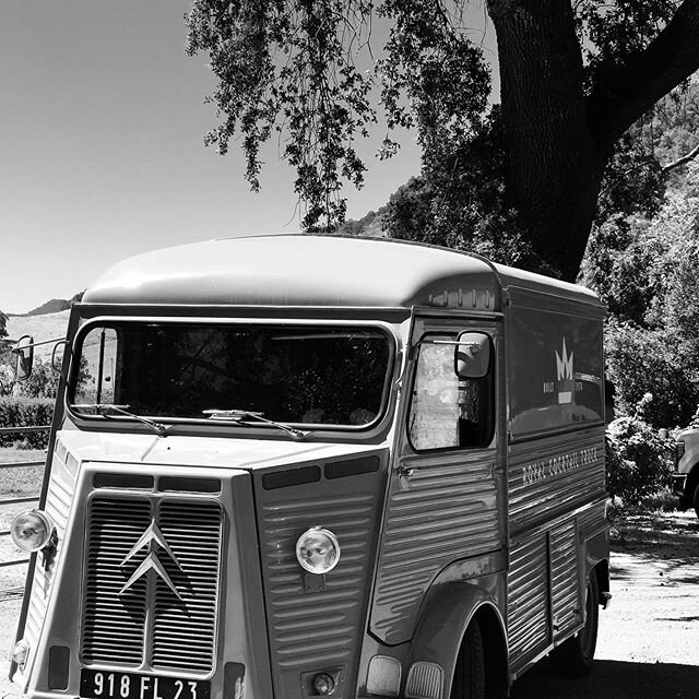 I&rsquo;m in a black and white kinda mood 👑 How are you feeling? 🙌🏻#theoriginal  #cocktailtruck #arizonafoodtruck #winetruck #champagnetruck #az #arizona #scottsdale .
#napafoodtruck #napaweddingplanner #sonomaweddingplanner #sonomafoodtruck #food