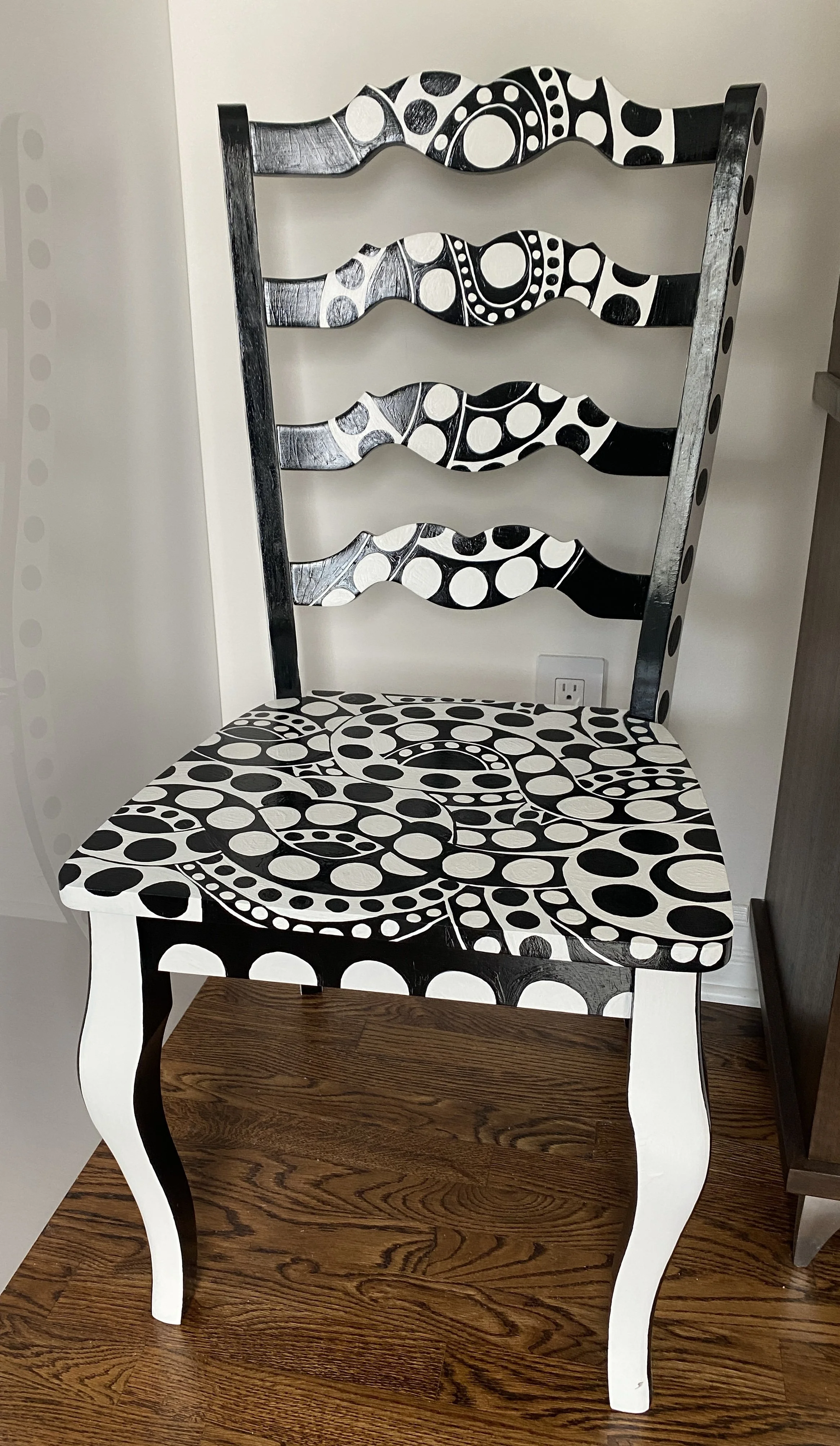 Black and White Chair 2024