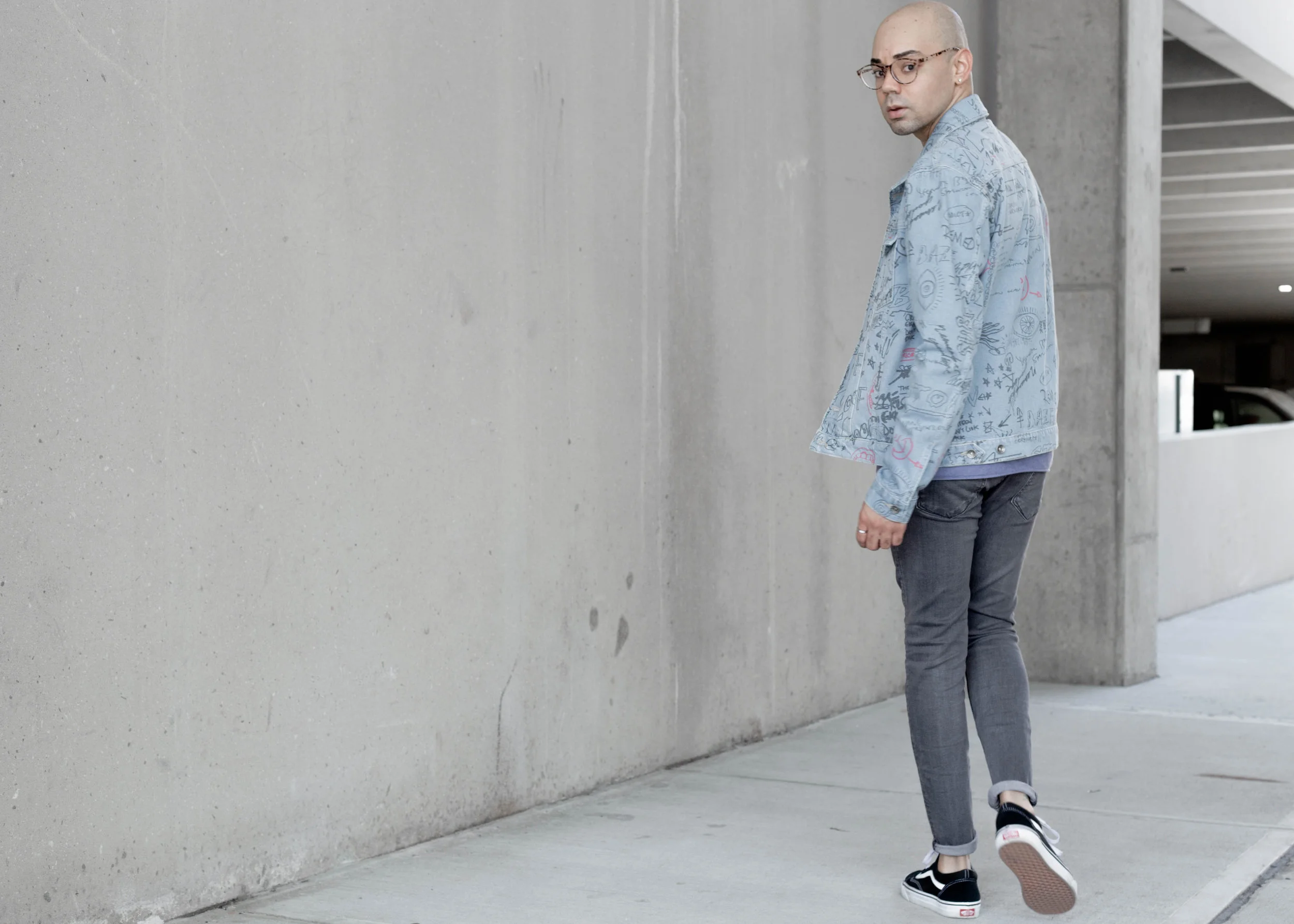 topman-doodle-print-denim-jacket-ss-sweatshirt-walk-back.jpg