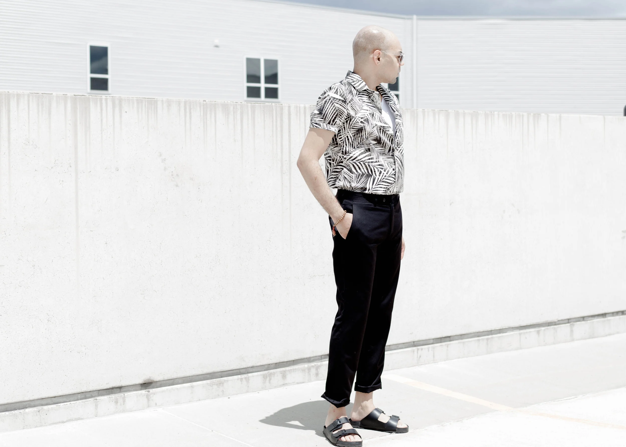 palm-print-ss-woven-cropped-trousers-stand-2.jpg