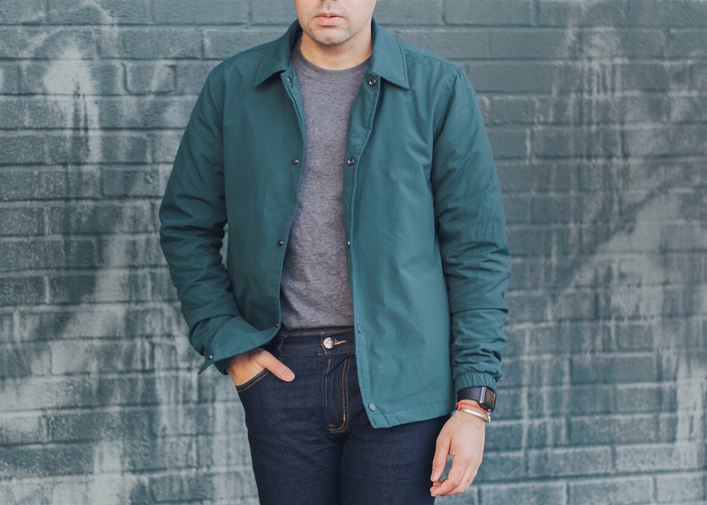 how-to-wear-a-grey-tshirt.jpg