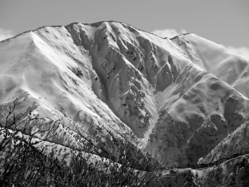 The summit ridge of Mt Feathertop showing the cornice, Avalanche Gully and Hellfire Gully. Photo from an excellent review of backcountry steep skiing in Victoria by 'Huck and Dyno'