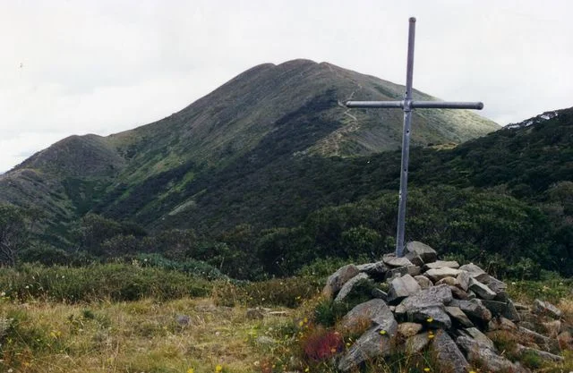 The Cross in 1997. It was located near the junction of the Razorback track and the track to Federation Hut. Photo © Terry Linsell from his website . Used with permission.