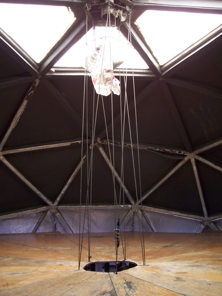 The upstairs sleeping area suspended above the main living area. © David Sisson