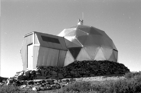  View from the front.&nbsp;The shiny surface didn’t dull and reflections from the hut were observed from the valley so that later the club had to paint the outside. 