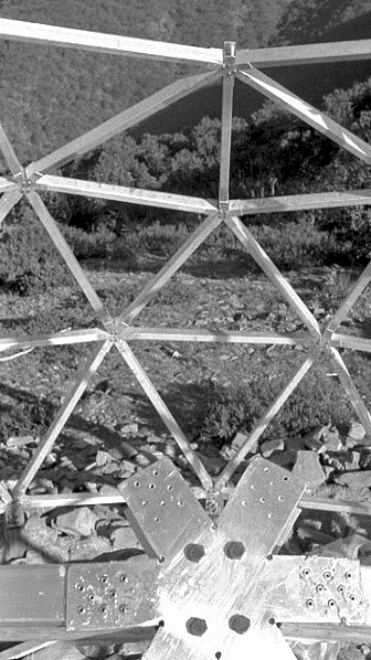 One can see the apex of a pentagon (vertex of the overall icosahedron). The very top of the hut is another vertex of the icosahedron.
