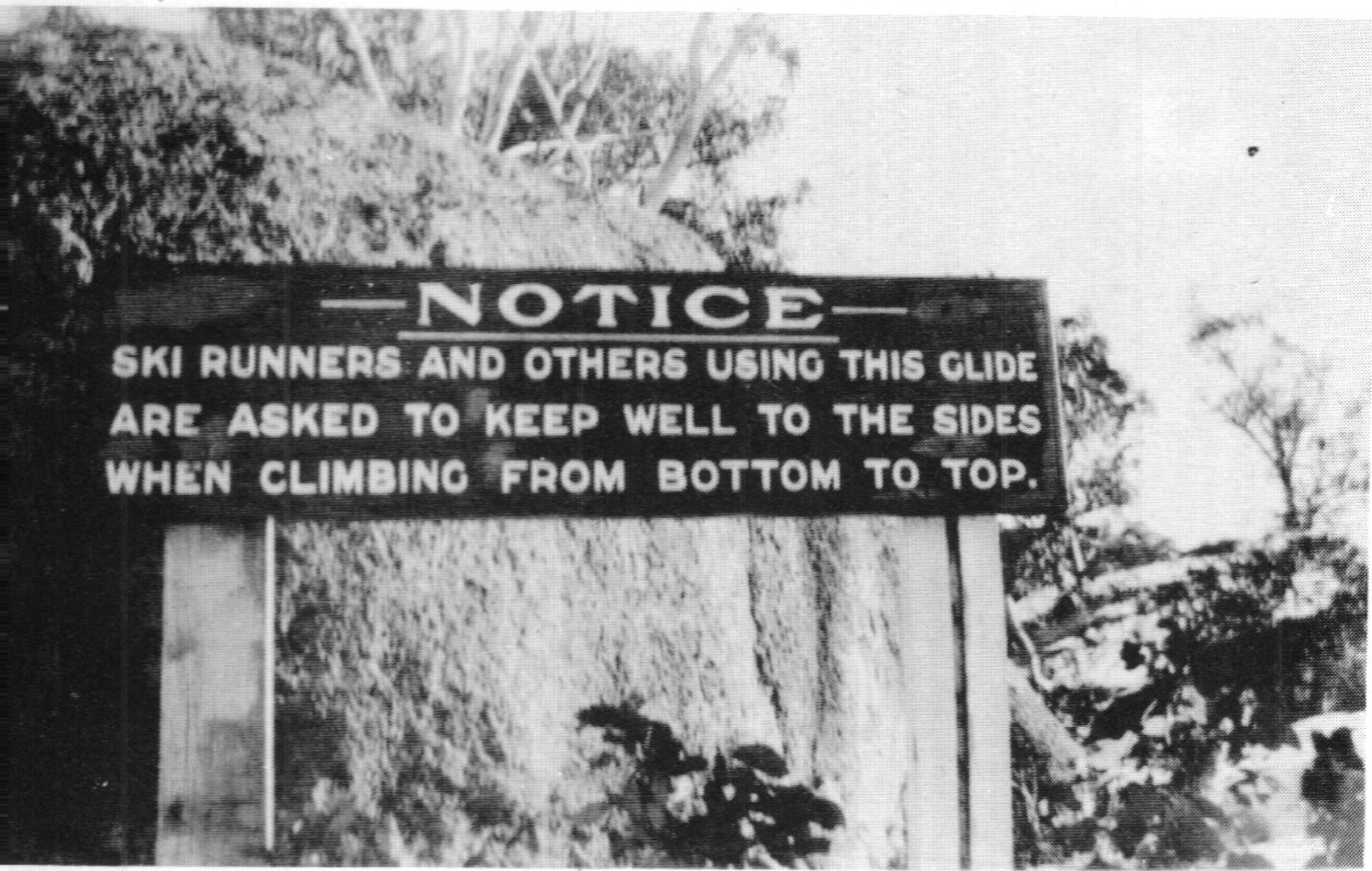 A sign in 1929 urging pedestrians to keep the ski slopes clear.