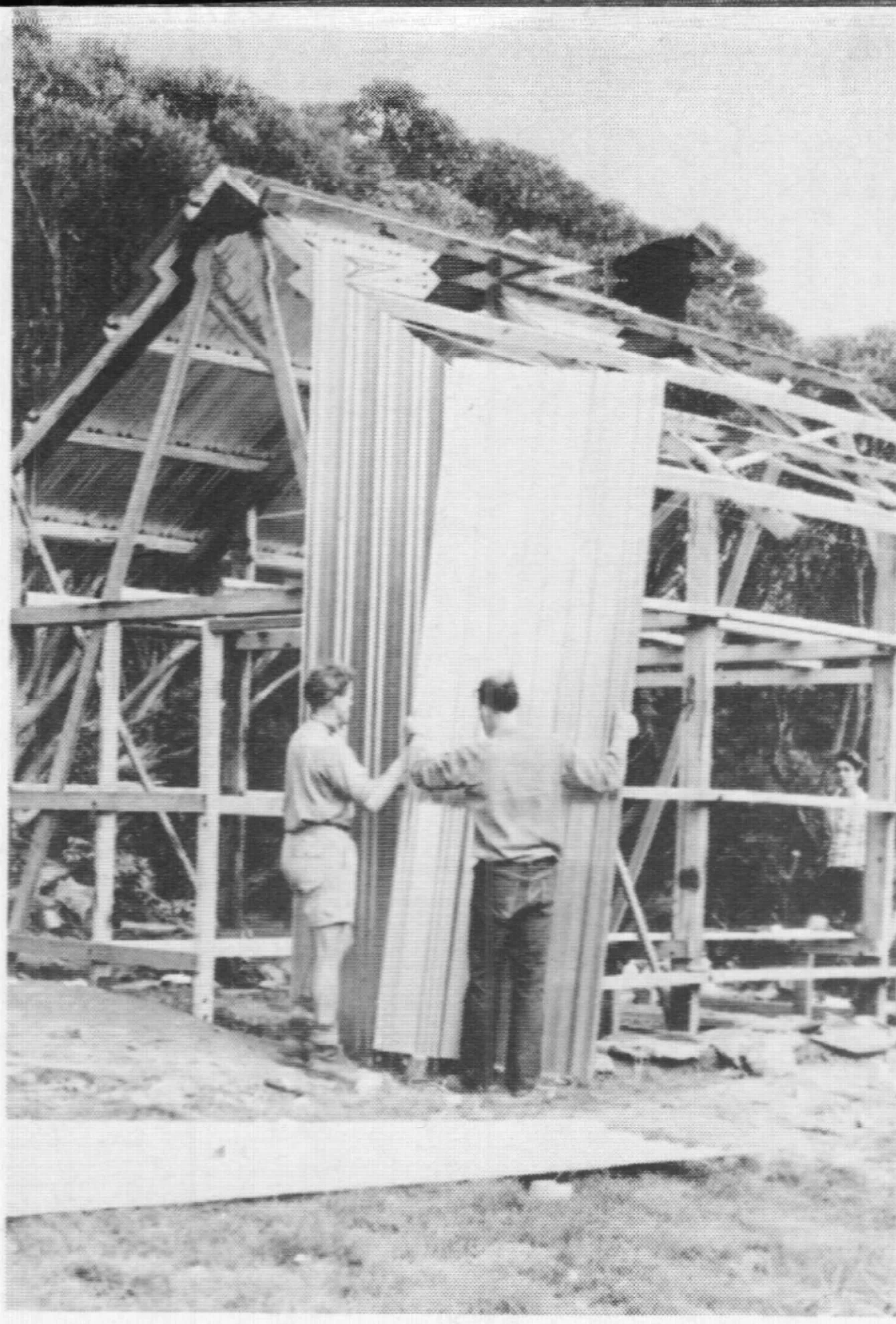 Building old Federation Hut. Photo Tom Buykx