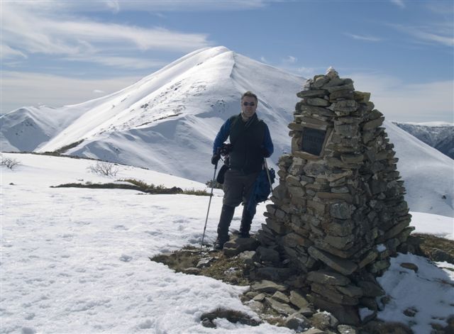 Molly Hill cairn with the summit behind. © Wayne Cherry 2007 . Used with permission.