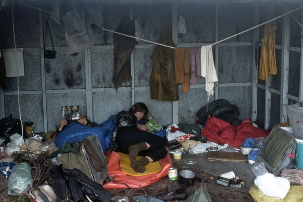 Interior of Junction Creek Shelter 1976. © David Noble from his Winter traverse, Western Arthur Range album. Used with permission.