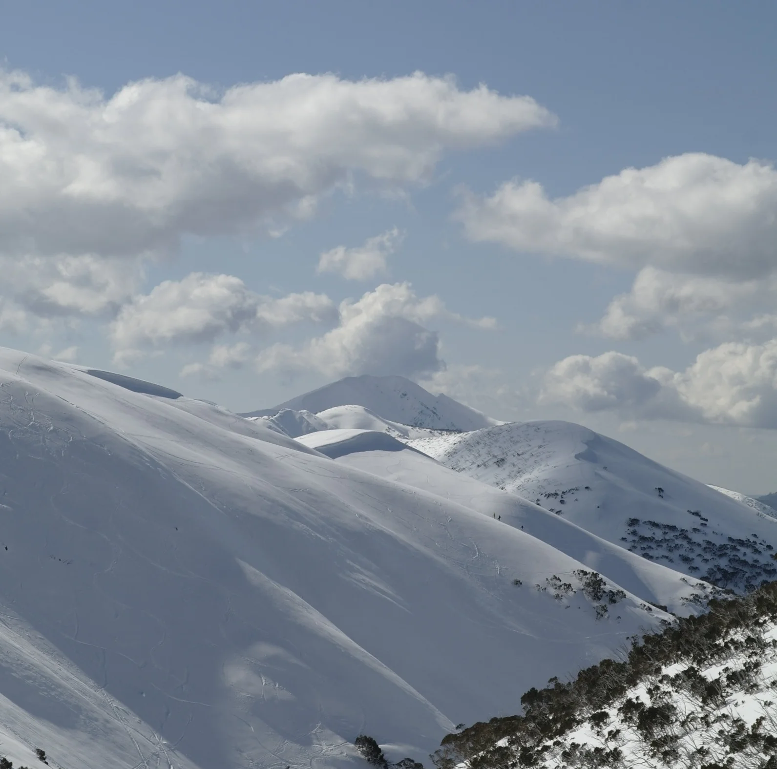 The Razorback and Mt Feathertop under heavy snow. © Taariq Hassan, 2018