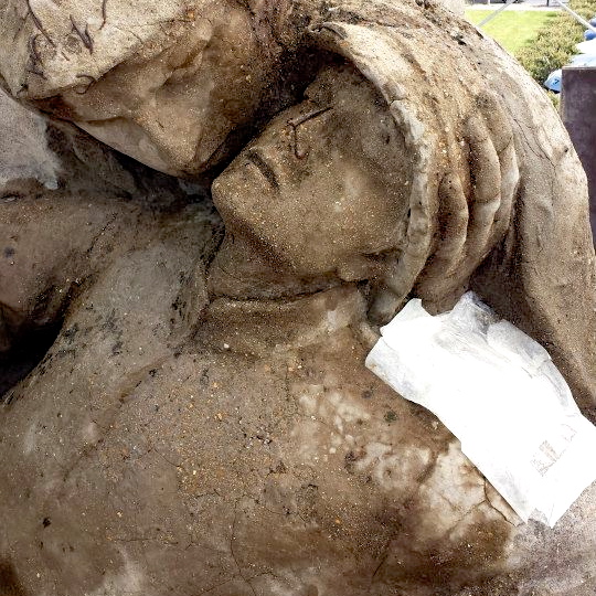 Monument aux morts d'Alfred Boucher à Nogent-sur-Seine. Traitement désalinisant.