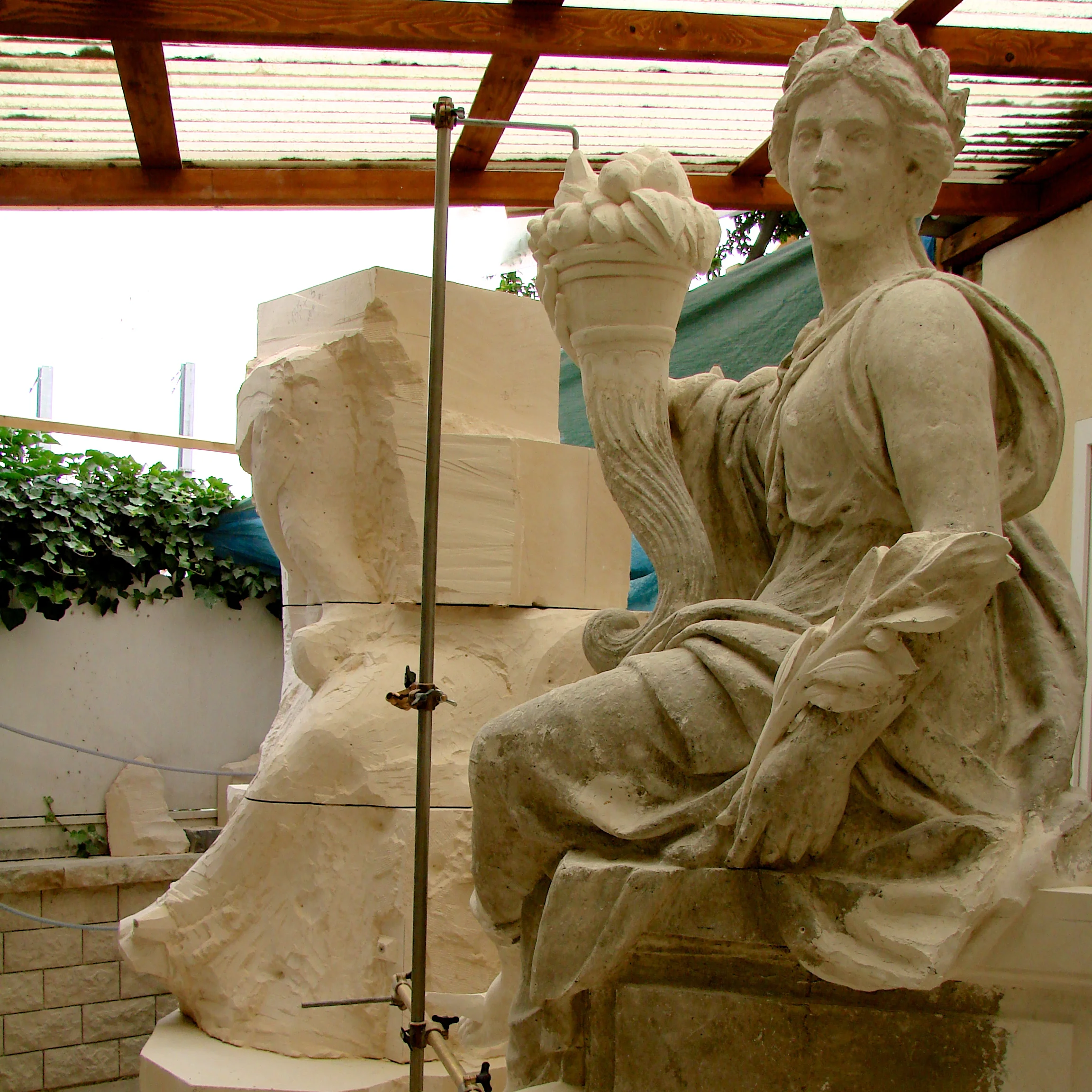 Versailles, Corps Central. Sculpture sur pierre neuve à la mise aux points.