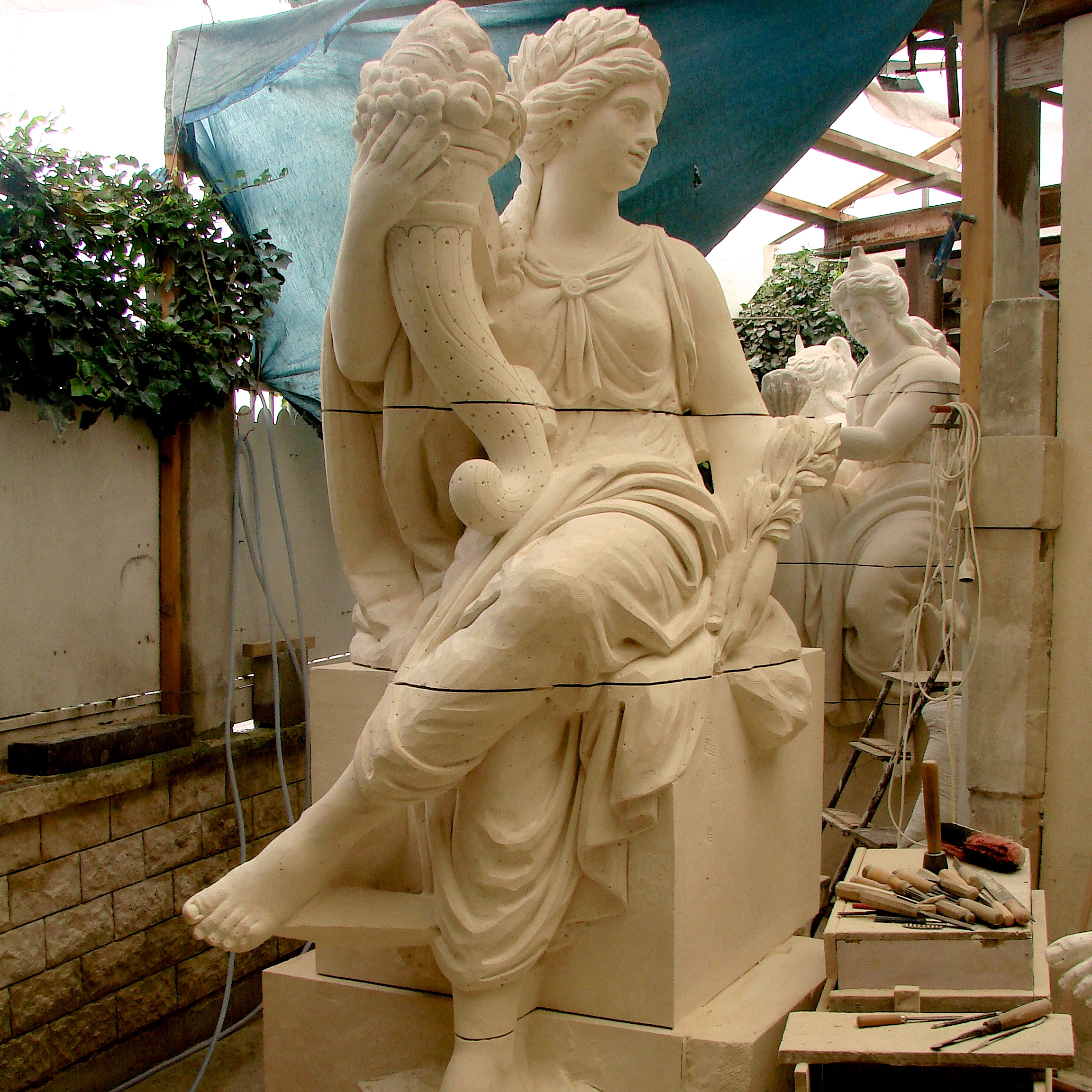 Versailles, Corps Central. Sculpture sur pierre neuve à la mise aux points.
