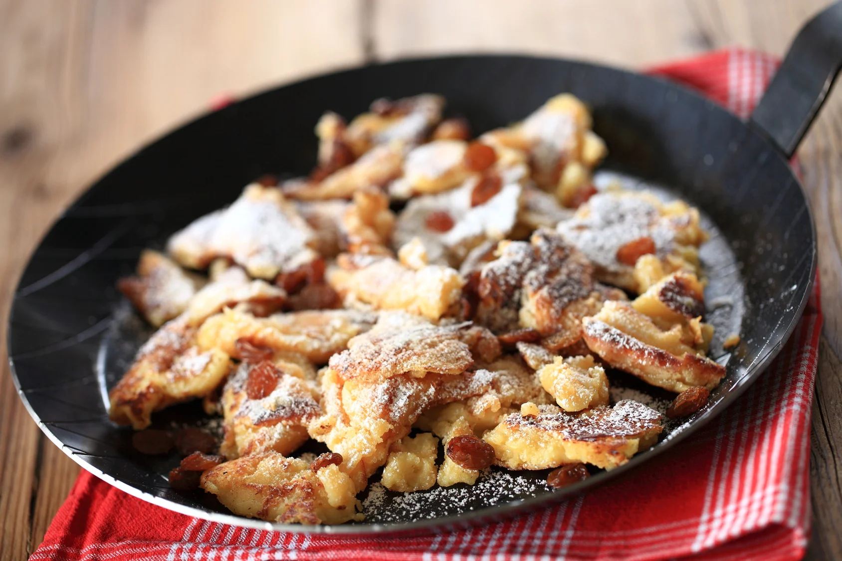 KAISERSCHMARRN MIT ÄPFELN Braten Sie Ihre Äpfel und Rosinen mit Butter und einem Löffelchen BACKOFEN Zuckerle an, bis es anfängt, leicht zu karamellisieren. Jetzt wie gewohnt mit dem Teig übergießen, braten, wenden und dann klein zupfen. Auf den Teller geben und noch warm mit BACKOFEN Zuckerle überstreuen.