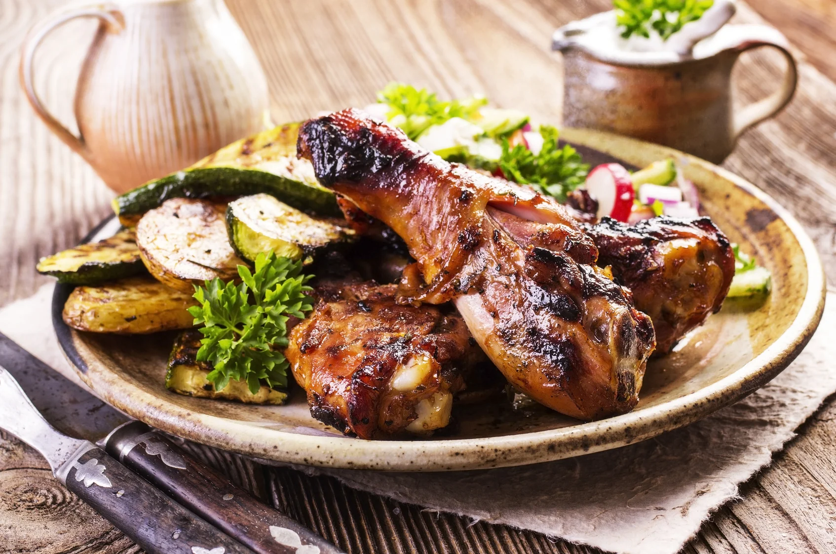 HÄHNCHEN Öl mit BACKOFEN Gourmetsalz Curry und/oder Orange-Rosmarin vermischen und Hähnchen damit einreiben. Bei 180 °C für ca. 30–45 min mit Gemüsescheiben in den Ofen.