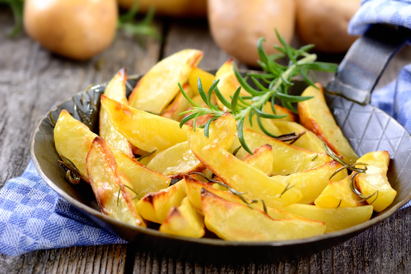 BACKOFEN-POMMES Kartoffel vierteln, achteln oder in Streifen schneiden. Je Kartoffelmenge in einem kleinen Schälchen 4–6 EL gutes Öl mit einem halben bis ganzen Teelöffel BACKOFEN Goumetsalz Curry verrühren und die Kartoffeln rundum damit vermengen. Ab in den Backofen bei 180 °C für ca. 20–30 min. Dazu Kräuterquark oder selbst gemachtes Ketchup. 