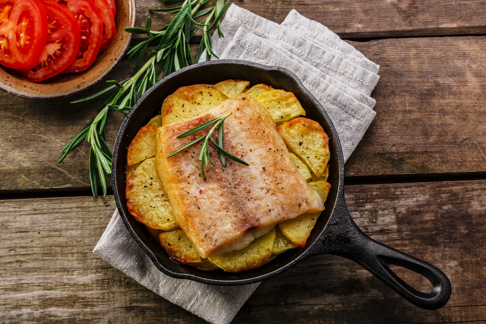 PFANNENFISCH Fisch, Kirschtomaten mit etwas Öl und BACKOFEN Gourmetsalz Dill-Petersilie einreiben. Auf Baguettescheiben legen und im Ofen bei 180 °C für ca. 20–30 min backen.