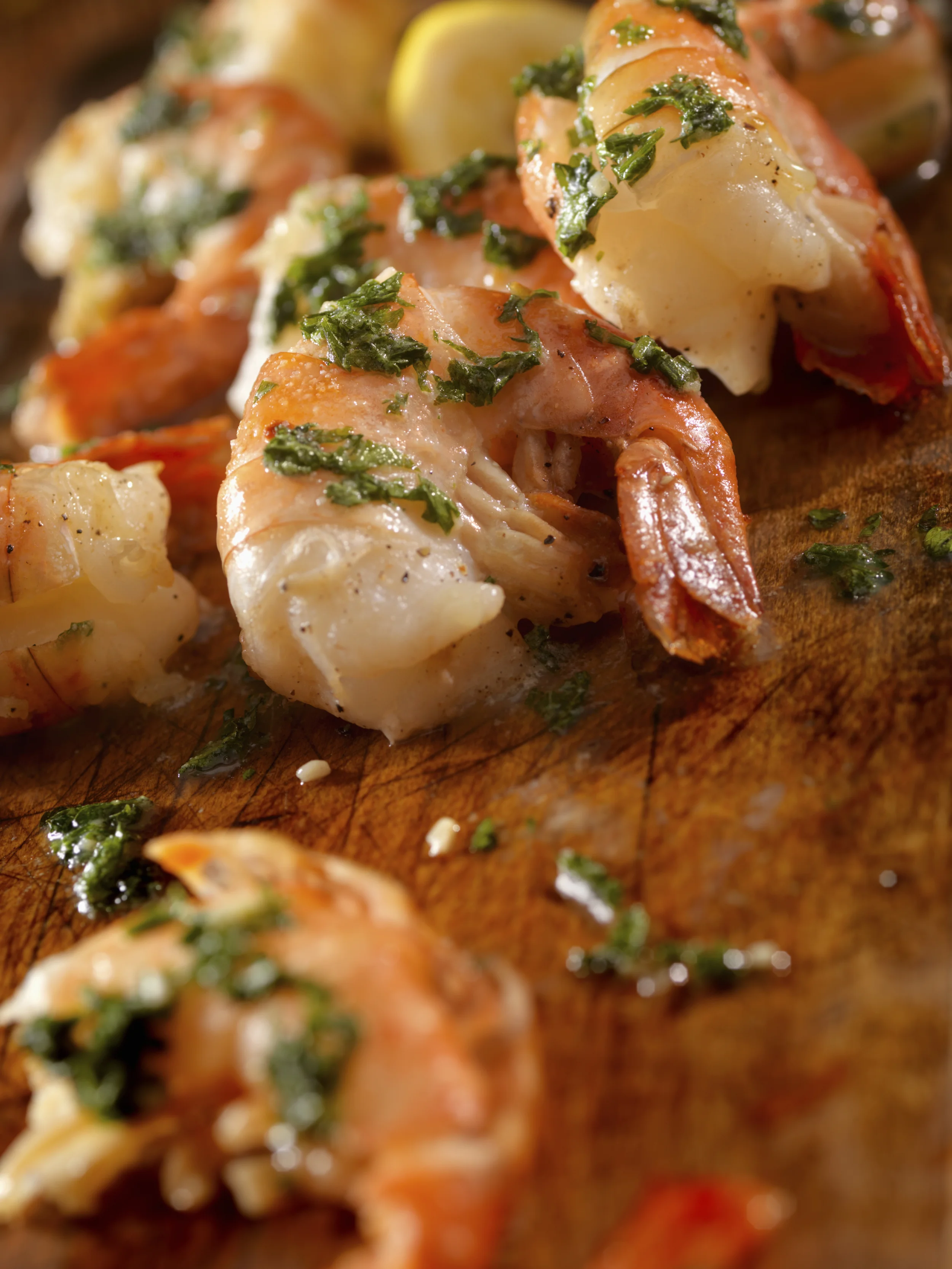 WARMER ZUCCHINI-KAROTTEN-SALAT MIT SCAMPI Zucchini- und Karottenstreifen mit BACKOFEN Gourmetsalz und Pfeffer anbraten, kurz ziehen lassen und noch warm über den Blattsalat geben. Scampi mit frischem Knoblauch und Gourmetsalz anbraten und auflegen. Das leckere Salatdressing über den warmen Salat geben.