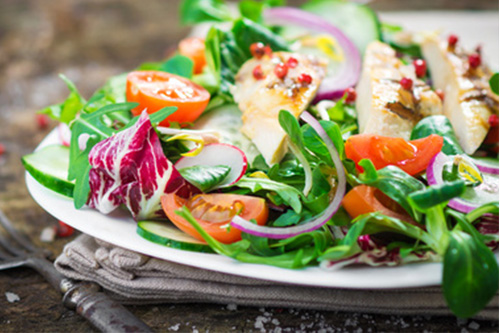 Salatdressing mit Backofen-Johannisbeerkonfitüre 5 EL Sonnenblumenöl, 2 EL Weinessig oder Apfelessig, 1 TL Senf, 1 EL Agavendicksaft, 1 EL Backofen-Konfitüre Johannisbeer oder Himbeere, Backofen-Gourmetsalz, Pfeffer Alle Zutaten in ein Glas geben und mit Deckel kräftig schütteln. Wer mag, kann als Variante 2–3 EL Sahne dazugeben und frisch gebratene Speckwürfel. Passt sehr gut zu Feldsalat. 