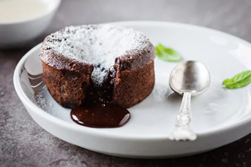 Muffins mit „Überraschungsfüllung“ Nehmen Sie Ihr Lieblingsmuffinsrezept und füllen Sie 2 EL Teig in ein Muffin-Förmchen, nun in die Mitte einen Klecks Ihrer Backofen-Konfitüre geben und diesen mit 1 EL Teig abdecken. Die Muffins wie gewohnt backen.