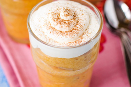 Geschichteter Aprikosenquark 250 g Quark, 100 g Sahne, 2 EL Backofen-Zuckerle Orange-Ingwer, 1 EL Zitronensaft, 4 frische Aprikosen, 3–4 EL Backofen-Aprikosenkonfitüre Die Sahne mit einem Handrührgerät steif schlagen. Den Quark mit den 2 EL Backofen-Zuckerle Orange-Ingwer und der Zitrone glatt rühren. Die geschlagene Sahne vorsichtig unterheben. Die Aprikosen entsteinen, würfeln und mit der Backofen-Aprikosenkonfitüre vermischen. Nun die Quarkcreme und die Aprikosen abwechselnd in Gläser schichten. 