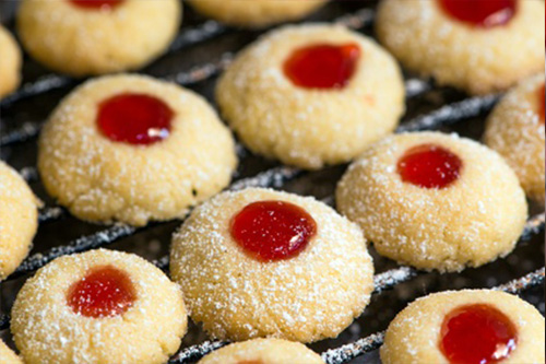 Husarenkrapfen Formen Sie aus Ihrem Lieblings-Butterplätzchenteig kleine runde Kugeln und drücken Sie vorsichtig mit der Rückseite eines Kochlöffels eine kleine Kuhle in den Teig. Anschließend ein Klecks Backofen-Konfitüre in die Mitte und ab damit in den Ofen. 