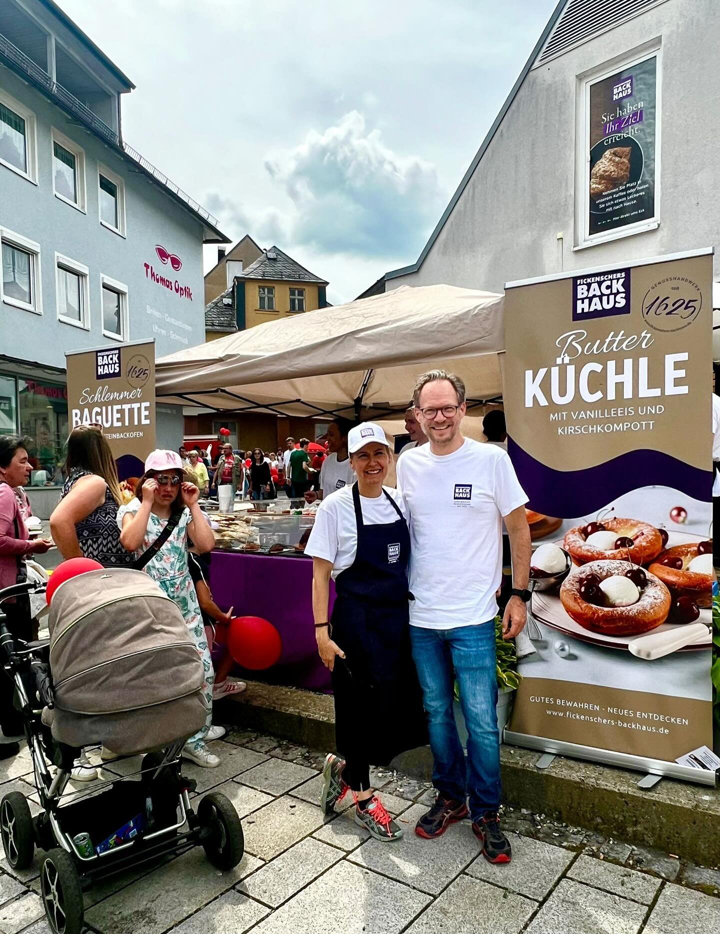 Was f&uuml;r ein Tag &ndash; Danke, Team &amp; Danke an euch alle! 🙌🍞

Ein riesiges Dankesch&ouml;n an unser gro&szlig;artiges Team f&uuml;r Euren Einsatz gestern beim Stadtfest! 💪
Seit 35 Jahren, seit dem allerersten Stadtfest, sind wir mit Ficke