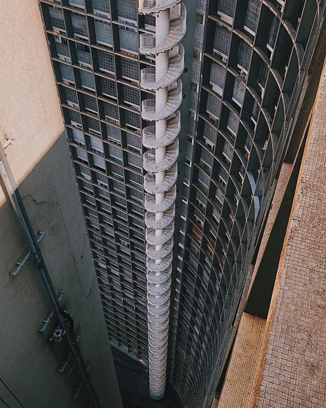 Descendo em espiral.
