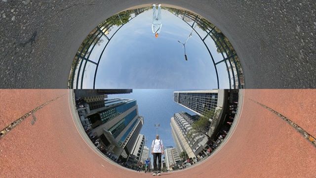 Entre o Caos e a Calma, é o nome da exposição coletiva a qual participo com meus amigos @aurch e @cesinha, onde documentei um pouco de seus universos durante o processo criativo, em forma de videoarte documental. A expo com as fotos deles e meu vídeo, está lá na @e.b.a.c, só colar! Ahh, e também estou participando como professor de um curso por lá também, com a coordenação do @cesinha. Ainda há vaga disponível, mais informações do curso eu postarei no meu stories!
