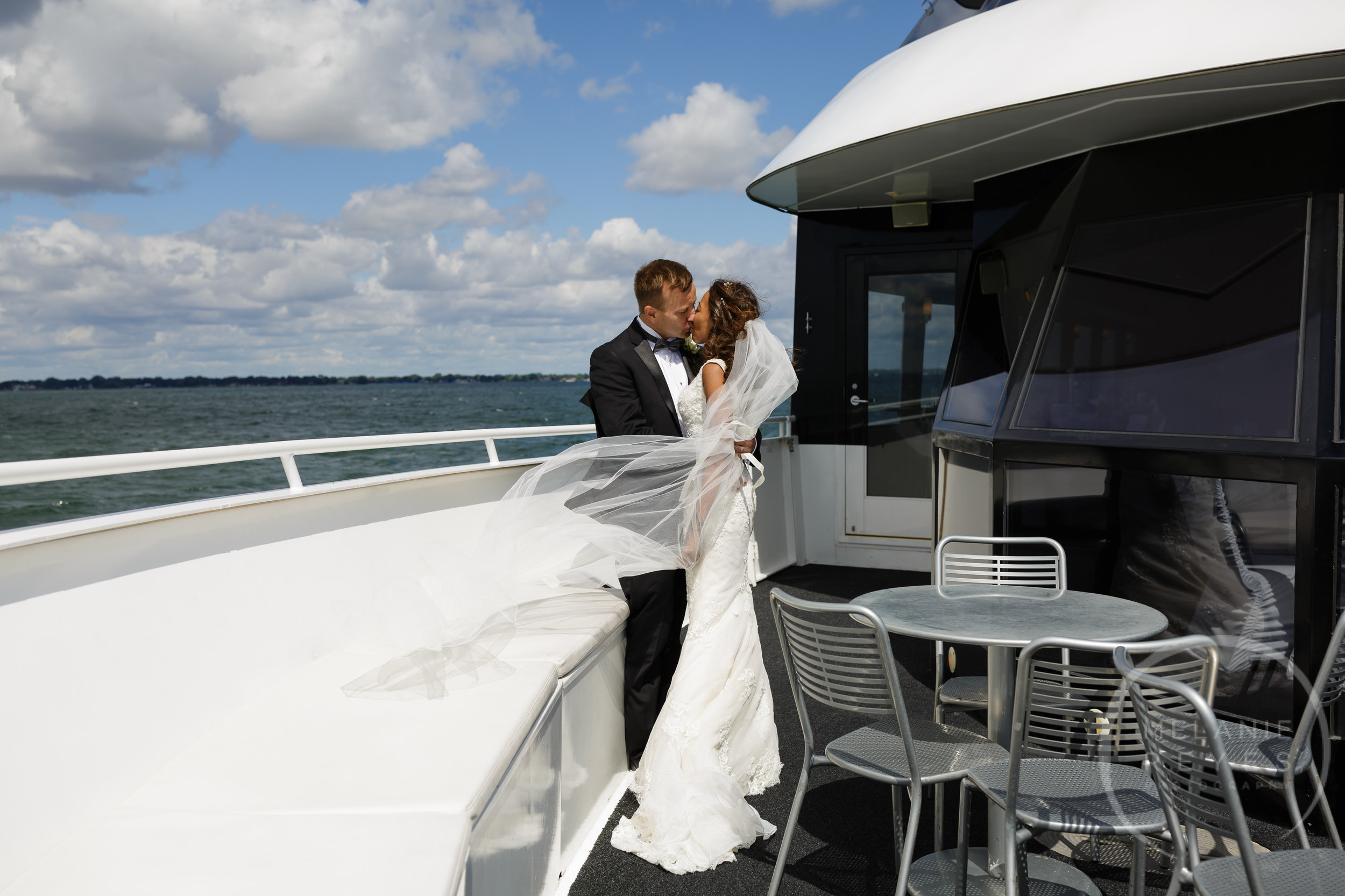 infinity_ovation_yacht_wedding_detroit_melaniereyes29.jpg