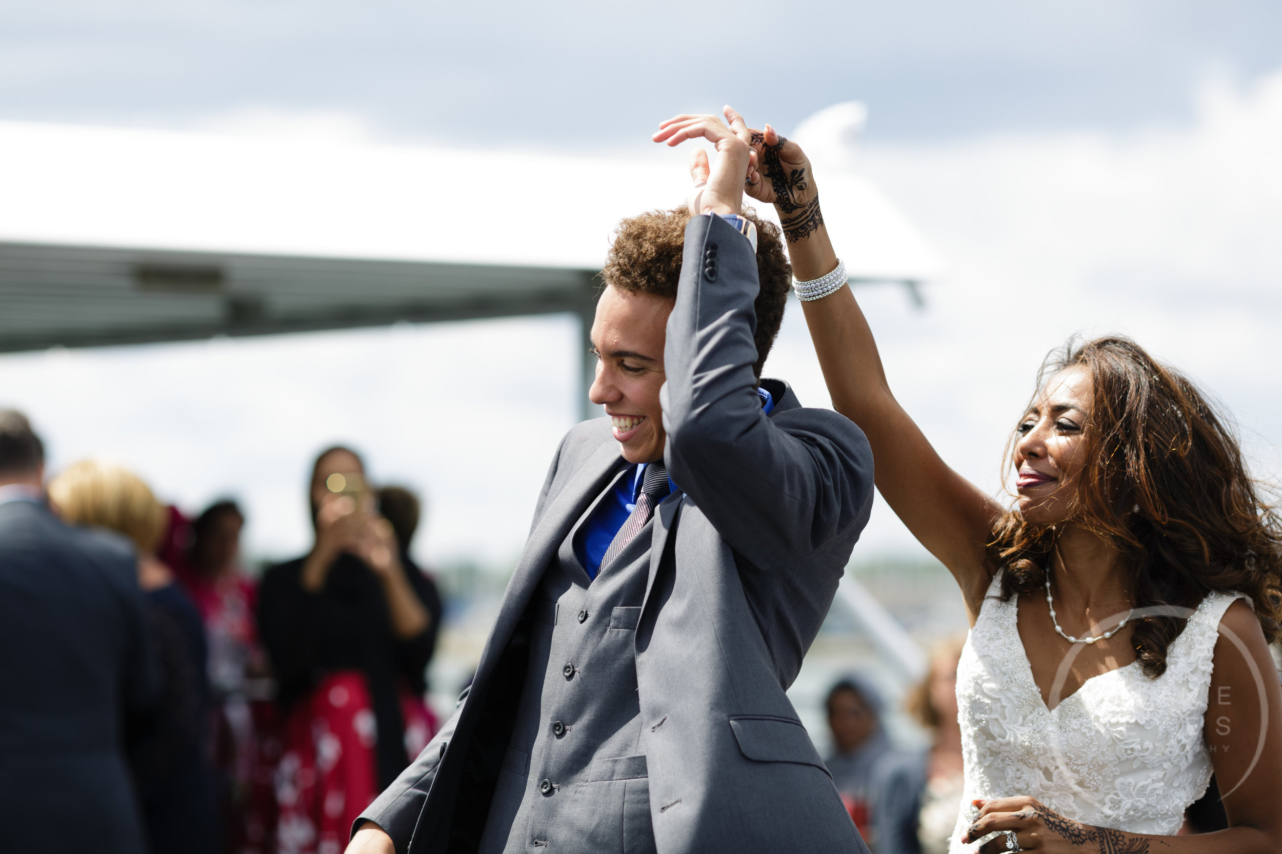 infinity_ovation_yacht_wedding_detroit_melaniereyes57.jpg