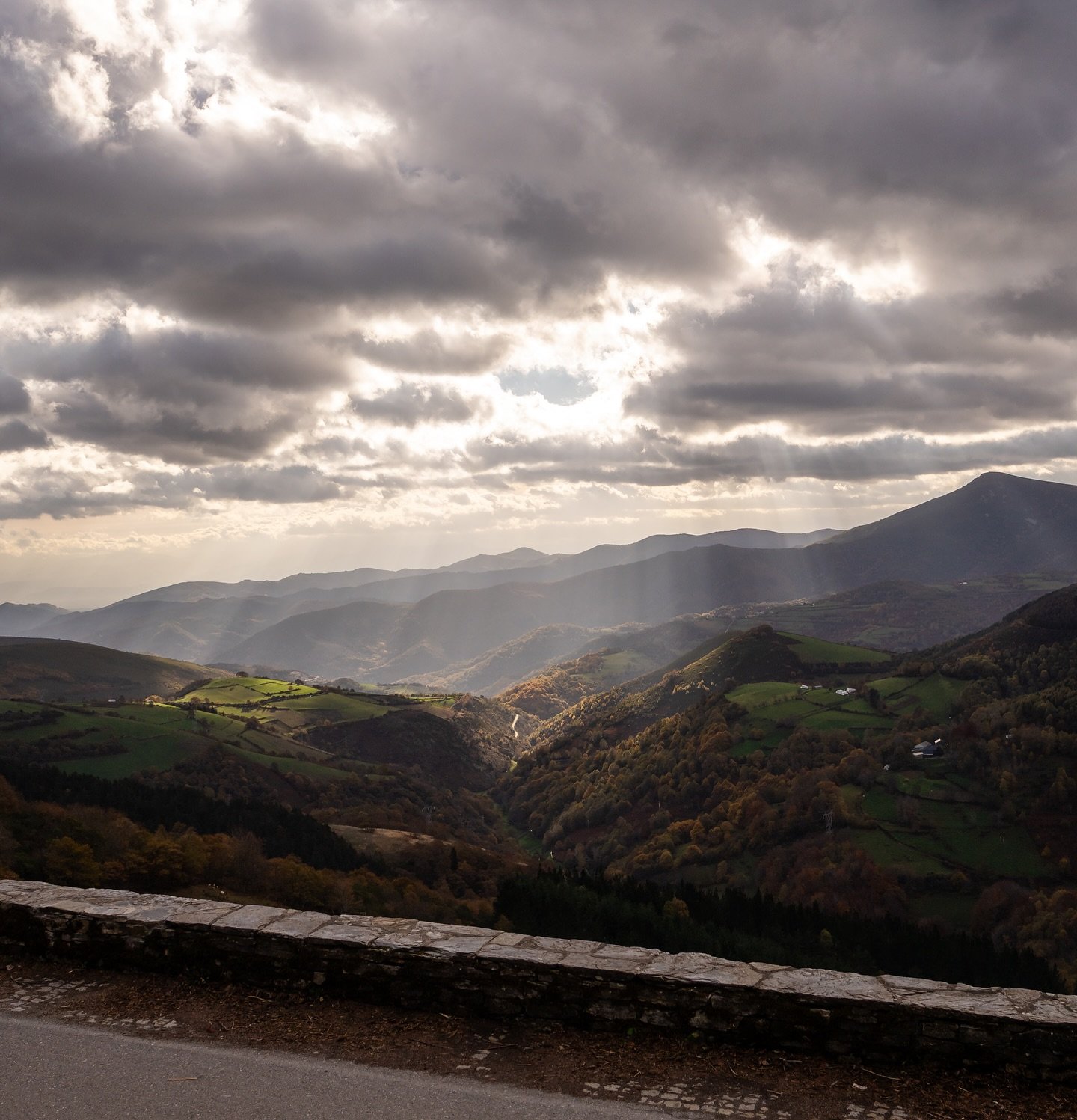 Spain has a way of slowing you down&mdash;of inviting you to notice color, texture, light, and life in every corner. ☀️✨
From sun-washed streets and late-morning caf&eacute;s to the shadows that dance along ancient stone&hellip; beauty isn&rsquo;t ju