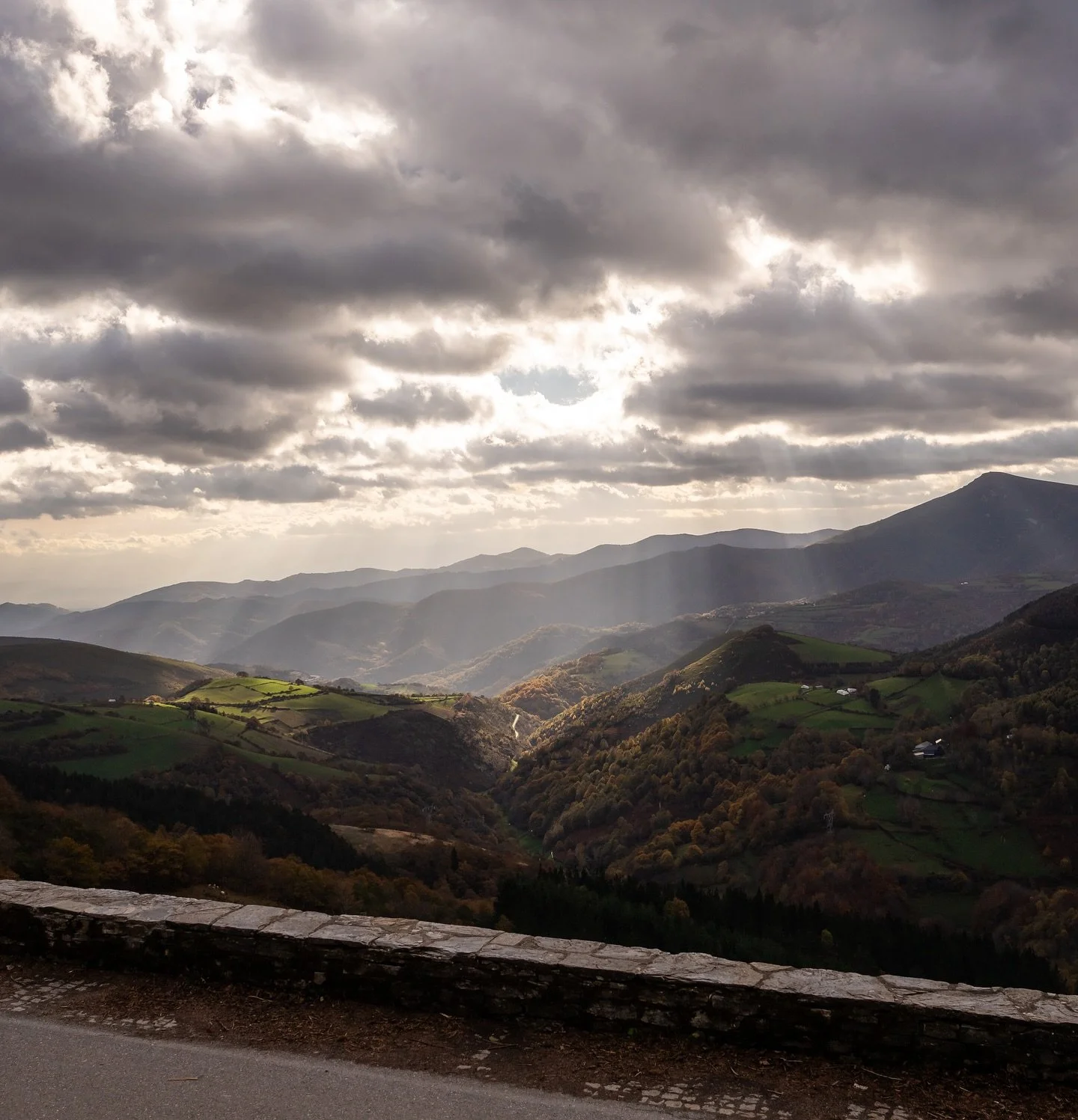 Spain has a way of slowing you down&mdash;of inviting you to notice color, texture, light, and life in every corner. ☀️✨
From sun-washed streets and late-morning caf&eacute;s to the shadows that dance along ancient stone&hellip; beauty isn&rsquo;t ju